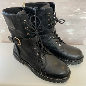 NWOB VINCE CAMUTO LACE UP COMBAT BOOTS BLACK IN SIZE 9